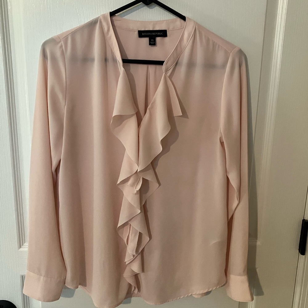 Banana Republic pale pink ruffle blouse. V neck perfect work or casual Size XS